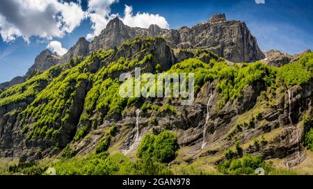 Cirque du Fer A Cheval klassifiziert Grand Site de France. Kalksteingipfel bei Sixt Fer a Cheval. Französische Alpen. Haute-Savoie. Auvergne-Rhone-Alpes Stockfoto