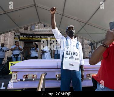 Austin, TX, USA. Juli 2021. Stimmrechtsbefürworter mit einem Sarg, der den Tod der Stimmrechte anzeigt, beenden am Samstag einen viertägigen 30-Meilen-marsch im Texas Capitol, wo Dutzende von Rednern sich gegen die republikanischen Bemühungen zur Änderung der Wahlverfahren im ganzen Land und in Texas versammelten. Etwa 3,000 Menschen wurden mit einem 3-Song-Set des legendären Texans Willie Nelson verwöhnt. (Bild: © Bob Daemmrich/ZUMA Press Wire) Stockfoto
