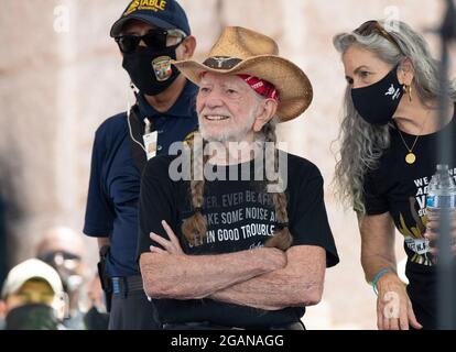 Austin Texas USA, 31. Juli 2021: Sängerin Willie Nelson wartet mit Frau Annie (r) backstage auf eine Wahlrechtskundgebung im Texas Capitol. Dutzende Redner kritisierten die Bemühungen der Republikaner, die Wahlverfahren im ganzen Land und in Texas zu ändern. Etwa 3,000 Menschen wurden mit einem 3-Song-Set des legendären texanischen Musikers behandelt. Kredit: Bob Daemmrich/Alamy Live Nachrichten Stockfoto