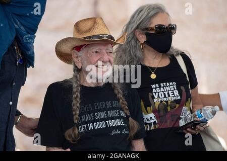 Austin Texas USA, 31. Juli 2021: Sängerin Willie Nelson wartet mit Frau Annie (r) backstage auf eine Wahlrechtskundgebung im Texas Capitol. Dutzende Redner kritisierten die Bemühungen der Republikaner, die Wahlverfahren im ganzen Land und in Texas zu ändern. Etwa 3,000 Menschen wurden mit einem 3-Song-Set des legendären texanischen Musikers behandelt. Kredit: Bob Daemmrich/Alamy Live Nachrichten Stockfoto