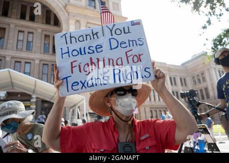 Austin, Texas, USA, 31. Juli 2021: Rund 3,000 Wahlrechtsbefürworter nehmen an einer Kundgebung im Texas Capitol Teil, bei der Dutzende von Rednern die republikanischen Bemühungen kritisierten, die Wahlverfahren im ganzen Land und in Texas zu ändern. Die Kundgebung, an der rund 3,000 Teilnehmer teilnahmen, verwickelte einen dreitägigen, 30 Meilen langen protestmarsch von Georgetown TX in die Innenstadt von Austin. Kredit: Bob Daemmrich/Alamy Live Nachrichten Stockfoto