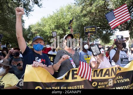 Austin, Texas, USA, 31. Juli 2021: Rund 3,000 Wahlrechtsbefürworter nehmen an einer Kundgebung im Texas Capitol Teil, bei der Dutzende von Rednern die republikanischen Bemühungen kritisierten, die Wahlverfahren im ganzen Land und in Texas zu ändern. Die Kundgebung, an der rund 3,000 Teilnehmer teilnahmen, verwickelte einen dreitägigen, 30 Meilen langen protestmarsch von Georgetown TX in die Innenstadt von Austin. Kredit: Bob Daemmrich/Alamy Live Nachrichten Stockfoto