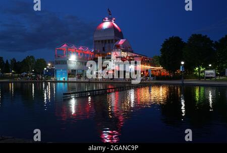 Montreal, Quebec, Kanada, 28. Juli 2021.Bonsecours Bassin in der Altstadt von Montreal in der Abenddämmerung.Mario Beauregard/Alamy News Stockfoto