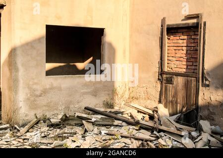 Überreste von verlassenen Gebäuden aus den Minen des Dorfes La Union in der Provinz Cartagena, Gemeinde Murcia, Spanien. Stockfoto