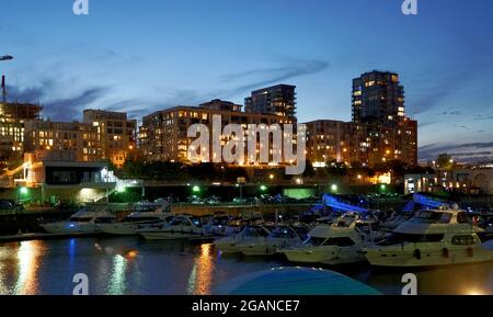 Montreal, Quebec, Kanada, 28. Juli 2021.Sportboothafen in Old Montreal in der Abenddämmerung.Mario Beauregard/Alamy News Stockfoto