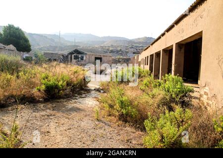 Überreste von verlassenen Gebäuden aus den Minen des Dorfes La Union in der Provinz Cartagena, Gemeinde Murcia, Spanien. Stockfoto