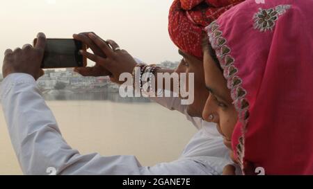 Indisches Paar in traditioneller indischer Kleidung, das ein Selfie macht Stockfoto