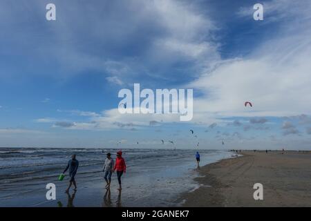 Dänemark, 30. Juli 2021 Menschen, die am Meer spazieren, werden am Romo Island Autostrand (Romo bilstrand), Wattenmeer, Dänemark am 30. Juli 2021 gesehen.Quelle: Vadim Pacajev/Alamy Live News Stockfoto