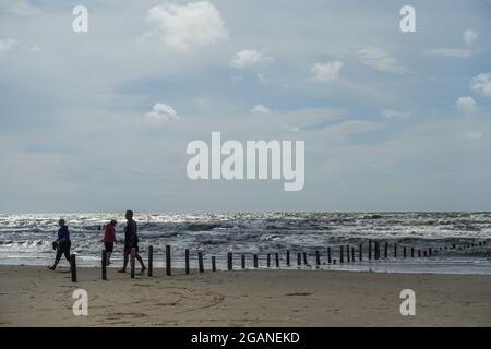 Dänemark, 30. Juli 2021 Menschen, die am Meer spazieren, werden am Romo Island Autostrand (Romo bilstrand), Wattenmeer, Dänemark am 30. Juli 2021 gesehen.Quelle: Vadim Pacajev/Alamy Live News Stockfoto