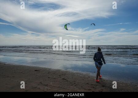 Dänemark, 30. Juli 2021 Menschen, die am Meer spazieren, werden am Romo Island Autostrand (Romo bilstrand), Wattenmeer, Dänemark am 30. Juli 2021 gesehen.Quelle: Vadim Pacajev/Alamy Live News Stockfoto