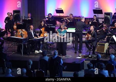 31. Juli 2021, Sachsen-Anhalt, Wernigerode: Musiker des Philharmonischen Kammerorchesters treten gemeinsam mit dem Kristin Claas Trio im Marstall auf. Das Philharmonische Kammerorchester eröffnete mit dem Cristin Claas Trio das 26. Lap Festival. Bis 28.08.2021 finden Konzerte und Opernaufführungen unter Corona-Bedingungen statt. In diesem Stück wird das Stück 'La Tragödie de Carmen' aufgeführt. Das Eröffnungskonzert fand in diesem Jahr aufgrund der Wetterbedingungen in einem Konzertsaal statt. Foto: Matthias Bein/dpa-Zentralbild/ZB Stockfoto