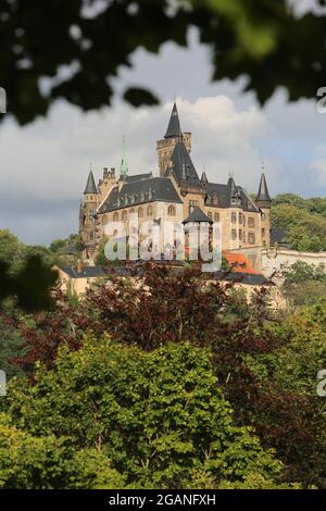 31. Juli 2021, Sachsen-Anhalt, Wernigerode: Blick auf das Schloss Wernigerode. Das Philharmonische Kammerorchester eröffnete die 26. Schoßfestspiele mit dem Cristin Claas Trio. Bis 28.08.2021 finden Konzerte und Opernaufführungen unter Corona-Bedingungen statt. In diesem Stück wird das Stück 'La Tragödie de Carmen' aufgeführt. Das Eröffnungskonzert fand in diesem Jahr aufgrund der Wetterbedingungen in einem Konzertsaal statt. Foto: Matthias Bein/dpa-Zentralbild/ZB Stockfoto