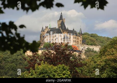 31. Juli 2021, Sachsen-Anhalt, Wernigerode: Blick auf das Schloss Wernigerode. Das Philharmonische Kammerorchester eröffnete die 26. Schoßfestspiele mit dem Cristin Claas Trio. Bis 28.08.2021 finden Konzerte und Opernaufführungen unter Corona-Bedingungen statt. In diesem Stück wird das Stück 'La Tragödie de Carmen' aufgeführt. Das Eröffnungskonzert fand in diesem Jahr aufgrund der Wetterbedingungen in einem Konzertsaal statt. Foto: Matthias Bein/dpa-Zentralbild/ZB Stockfoto