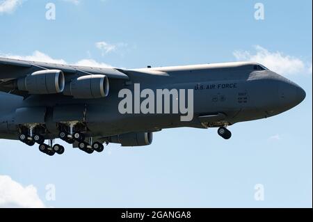 Die mächtige Lockheed C-5 Galaxy der USAF ist bereit, auf dem Ramstein Air Base in Deutschland zu landen. Stockfoto