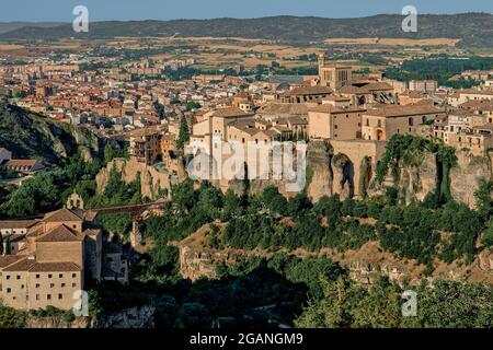 Die Kirche des Parador-Klosters, die Brücke San Pablo, Hängehäuser und das Auditorium Jose Luis Perales in der Stadt Cuenca, Spanien, Europa Stockfoto