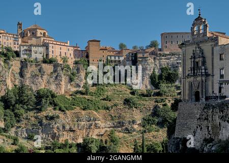 Ehemaliges Kloster San Pablo des Dominikanerordens, Parador de turismo am Huecar-Fluss der Stadt Cuenca, Castilla la Macha, Spanien, Europa. Stockfoto