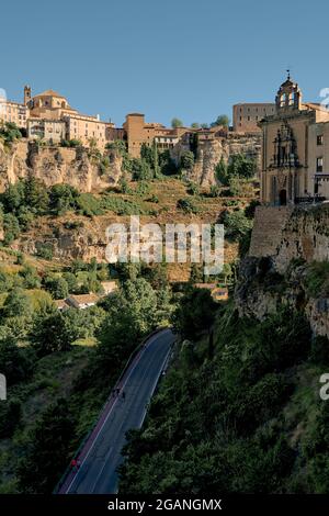 Ehemaliges Kloster San Pablo des Dominikanerordens, Parador de turismo am Huecar-Fluss der Stadt Cuenca, Castilla la Macha, Spanien, Europa. Stockfoto