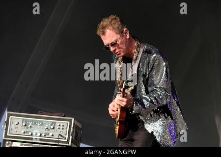 Lulworth, Dorset, 31. Juli 2021, Nathan King Gitarrist mit Level 42 live beim Camp Beestival Festival, Lulworth, Dorset UK Credit: Dawn Fletcher-Park/Alamy Live News Stockfoto