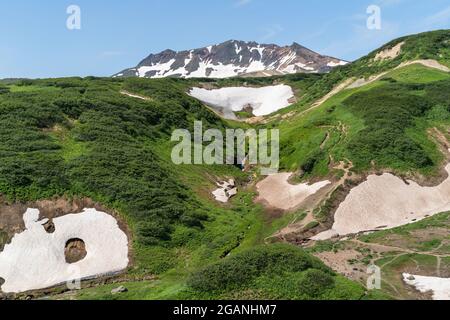 Panoramablick auf die Hügel und Vulkane der Halbinsel Kamtschatka, Russland. Stockfoto