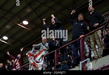 Hearts-Fans feiern während des Cinch Premiership-Spiels im Tynecastle Park, Edinburgh. Bilddatum: Samstag, 31. Juli 2021. Stockfoto