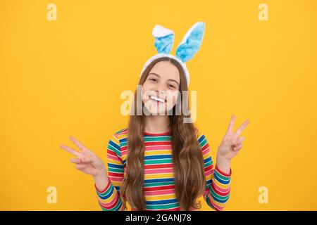 hase kommt. Frohe osterferien. Lustiges Kind in Hasenohren. Teenager Mädchen tragen Kaninchen Kostüm. Stockfoto