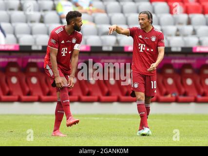 firo: 31.07.2021, Fußball, 1. Bundesliga, Saison 2021/2022, Testspiel, FC Bayern Mvºnchen - SSC Napoli, Eric Maxim Choupo-Moting, Leon Goretzka, FC Bayern Mvºnchen, FCB, Bayern, FC Bayern, ganze Figur, Geste, im Gespräch, Stockfoto