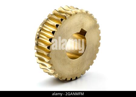 Ein Makrofoto eines neuen glänzenden Kupfergetriebes, isoliert auf weißem Hintergrund. Stockfoto