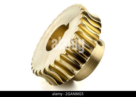 Makrofoto eines neuen glänzenden Kupferzahnrads, isoliert auf weißem Hintergrund, sichtbares Loch für die Sicherungsschraube. Stockfoto