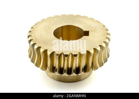 Ein Makrofoto eines neuen glänzenden Kupfergetriebes, isoliert auf weißem Hintergrund, sichtbare Kerbe zur Sicherung. Stockfoto