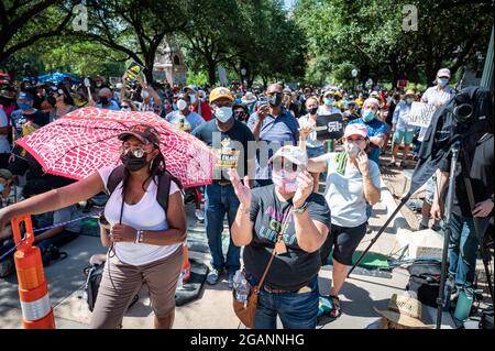 Austin, Texas, USA. 31. Juli 2021. Kundgebung am State Capitol. Die Kampagne der Armen beendete ihren viertägigen, 27 Meilen langen marsch von Georgetown nach Austin am Samstagmorgen im Capitol. Während sie als Wahlrechtskundgebung bezeichnet wurde, forderte die Kampagne auch eine Erhöhung des Mindestlohns unter anderen „Arbeitnehmern“. Kredit: Sidney Bruere/Alamy Live Nachrichten Stockfoto