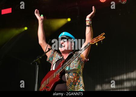 Lulworth, Großbritannien. Juli 2021. Mark King Sänger und Gitarrist mit der 80er Jahre britischen New Wave Band Level 42 treten während des Camp Beestival in Lulworth auf. Kredit: SOPA Images Limited/Alamy Live Nachrichten Stockfoto