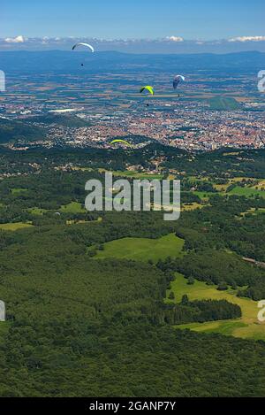 Blick über Clermont-Ferrand von der Panoramique of Domes. Auvergne, Puy-de-Dome Stockfoto