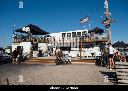 Pärnu, Estland - 11. Juli 2021: Aloha Surfcenter am Strand von Pärnu mit Kursen und Aktivitäten. Stockfoto