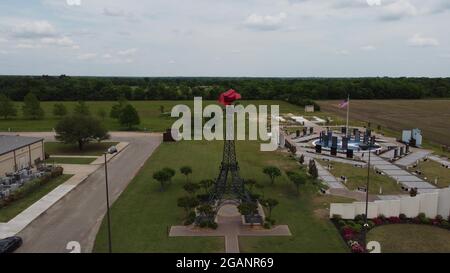 Der Eiffelturm von Paris, Texas und River Valley Veterans Memorial an einem bewölkten Tag im Mai 2021. Stockfoto