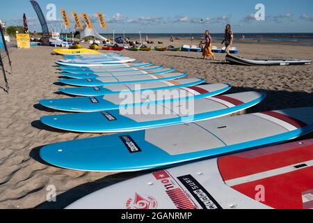 Pärnu, Estland - 11. Juli 2021: Surfausrüstung zum Verleih im Aloha Surfcenter am Strand von Pärnu. Stockfoto