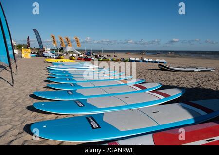Pärnu, Estland - 11. Juli 2021: Surfausrüstung zum Verleih im Aloha Surfcenter am Strand von Pärnu. Stockfoto