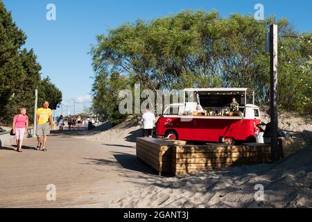 Pärnu, Estland - 11. Juli 2021: Cocktailbar in einem Retro-Van am Strand von Pärnu. Stockfoto