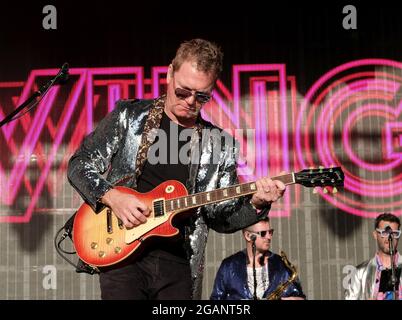 Lulworth, Großbritannien. Juli 2021. Nathan King Gitarrist mit der 80er Jahre britischen New Wave Band Level 42 treten während des Camp Beestival in Lulworth auf. (Foto von Dawn Fletcher-Park/SOPA Images/Sipa USA) Quelle: SIPA USA/Alamy Live News Stockfoto