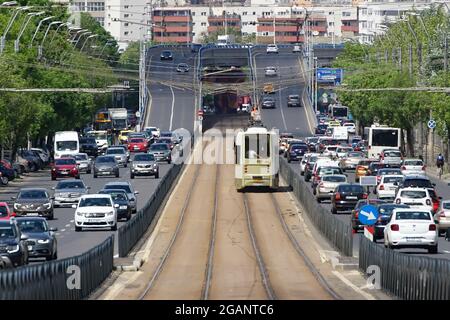 Bukarest, Rumänien - 06. Mai 2021: Starker Verkehr auf einem Boulevard in Bukarest. Stockfoto