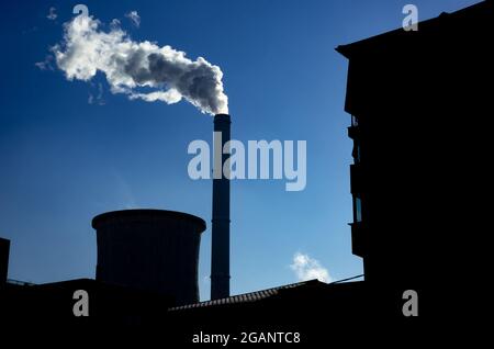 Bukarest, Rumänien - 15. Januar 2021: Schornstein des CET Progresul Kraftwerk, verschmutzen mit Rauch durch die Verbrennung von Heizöl und Gasen, wie abo gesehen Stockfoto