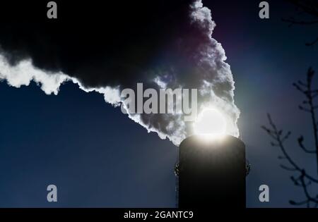 Bukarest, Rumänien - 15. Januar 2021: Kamin des CET Progresul Kraftwerks, verschmutzt mit Rauch durch die Verbrennung von Heizöl und Gasen, in der Sout Stockfoto