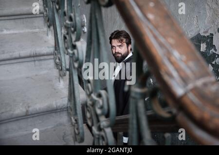 Porträt eines Mannes, der durch die Brüstung schaut Stockfoto