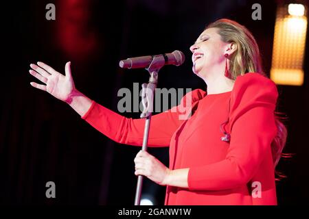 Madrid, Spanien. Juli 2021. Die spanische Sängerin Niña Pastori, Künstlername Maria Rosa García García, tritt live während des Noches del Botanico Musikfestivals im Real Jardín Botánico Alfonso XIII. Auf Kredit: SOPA Images Limited/Alamy Live Nachrichten Stockfoto