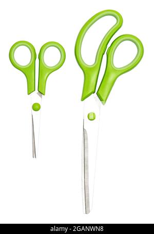 Schere mit grünen Kunststoffgriffen isoliert auf weißem Hintergrund. Beschneidungspfad Stockfoto