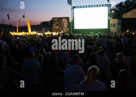 Pärnu, Estland - 11. Juli 2021: Eine große Fangemeinde kam zusammen, um das Finale der Fußball-Europameisterschaft zwischen Italien und England auf Pärnu zu sehen Stockfoto