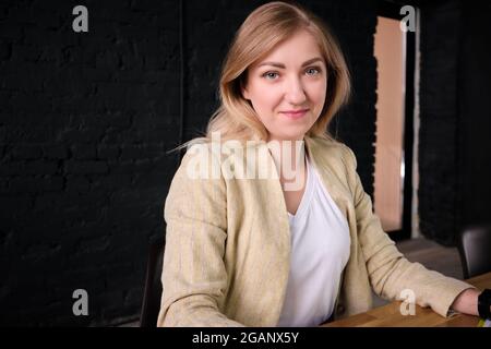 Porträt einer jungen erwachsenen kaukasischen Frau Stockfoto
