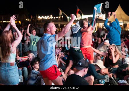 Pärnu, Estland - 11. Juli 2021: Eine große Fangemeinde kam zusammen, um das Finale der Fußball-Europameisterschaft zwischen Italien und England auf Pärnu zu sehen Stockfoto