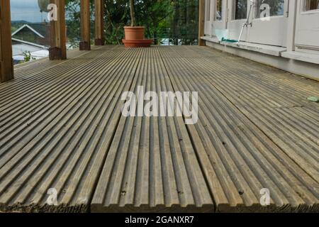 Nahaufnahme von gerillten Holzterrasen. Stockfoto
