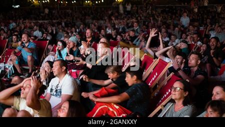 Pärnu, Estland - 11. Juli 2021: Eine große Fangemeinde kam zusammen, um das Finale der Fußball-Europameisterschaft zwischen Italien und England auf Pärnu zu sehen Stockfoto