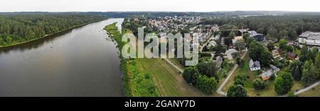 Panoramablick auf Birstonas Stadt Resort während des Abends in Litauen Stockfoto